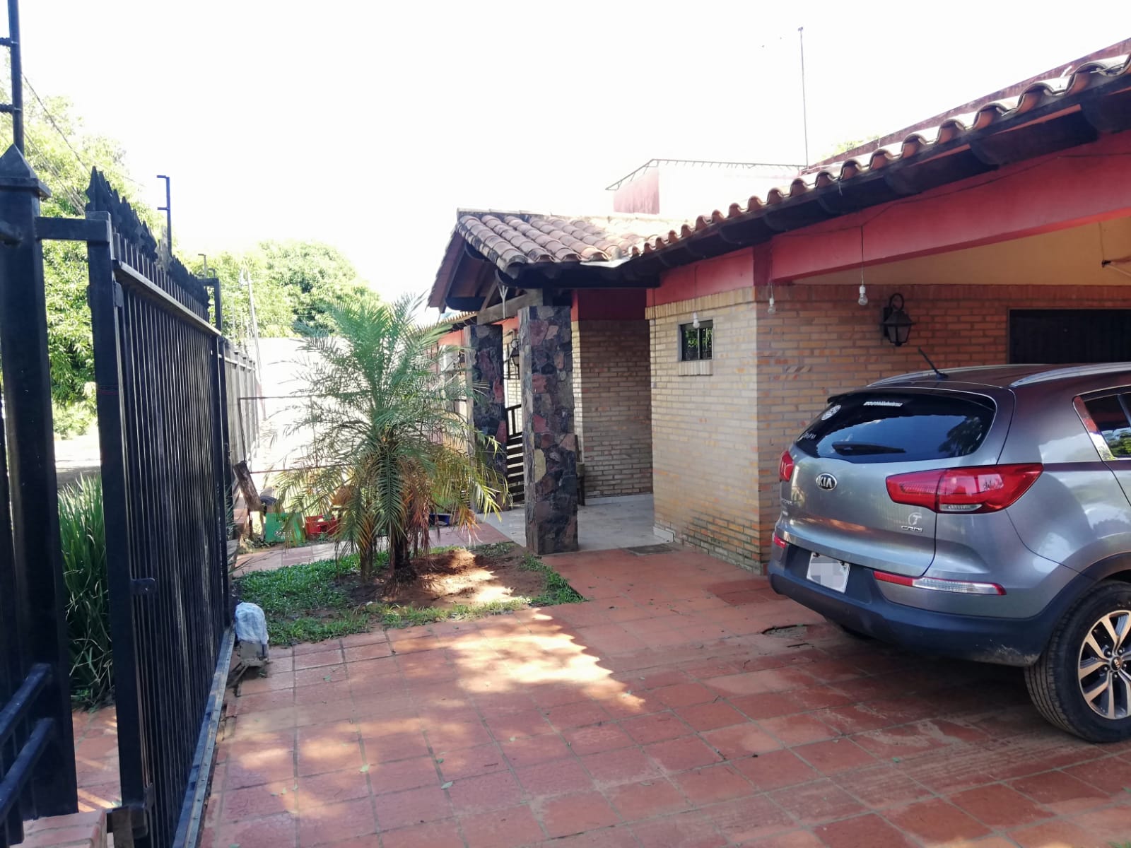 CASA CON AMPLIO PATIO EN LURELTY - LUQUE EN VENTA (2 TERRENOS JUNTOS, TOTAL 871 m2) — foto 3