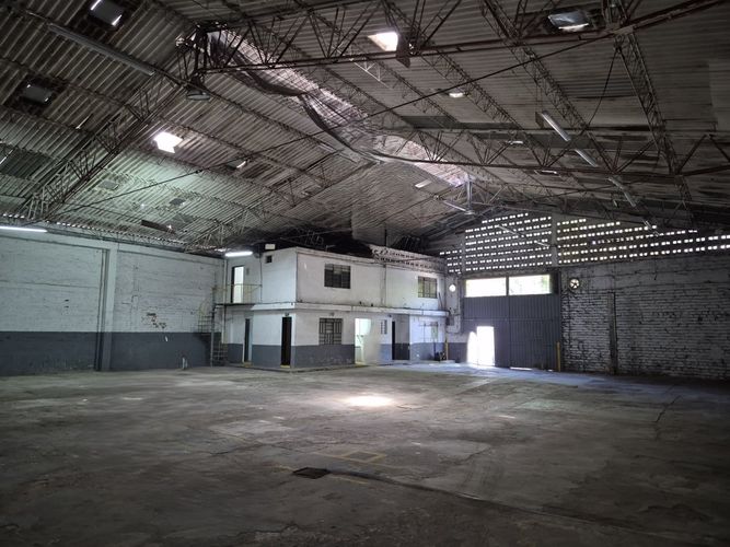Bodega en arriendo en Cristo Rey, Medellín, 650 m² · foto 2 de 5