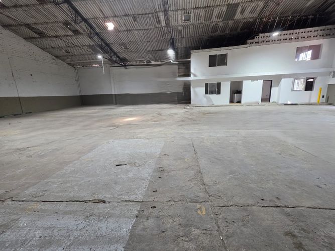 Bodega en arriendo en Cristo Rey, Medellín, 650 m² · foto 3 de 5