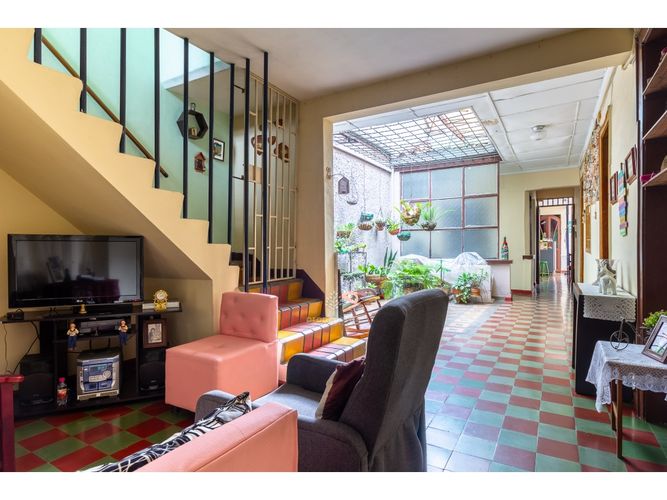 Casa de 6 alcobas en venta en Manrique Central, Medellín, 247 m² · foto 2 de 21