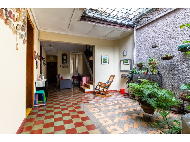Casa de 6 alcobas en venta en Manrique Central, Medellín, 247 m² · foto 3 de 21