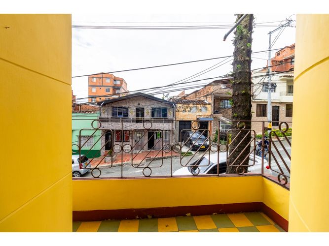 Casa de 6 alcobas en venta en Manrique Central, Medellín, 247 m² · foto 14 de 21