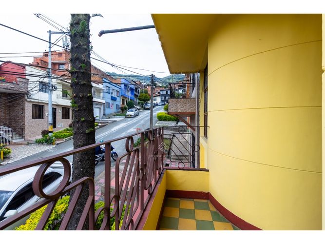 Casa de 6 alcobas en venta en Manrique Central, Medellín, 247 m² · foto 15 de 21
