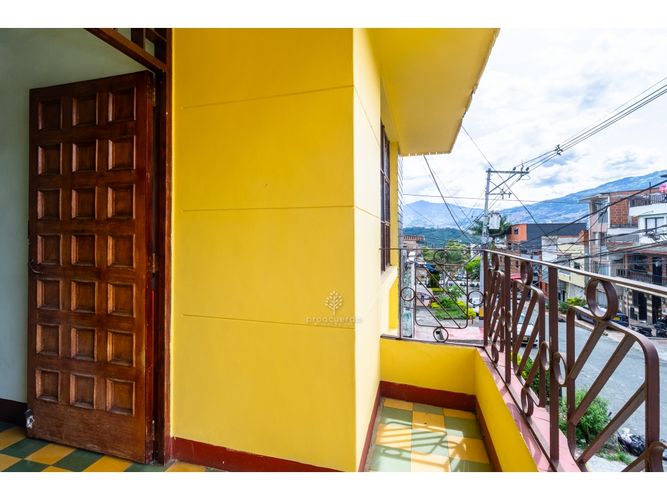 Casa de 6 alcobas en venta en Manrique Central, Medellín, 247 m² · foto 16 de 21