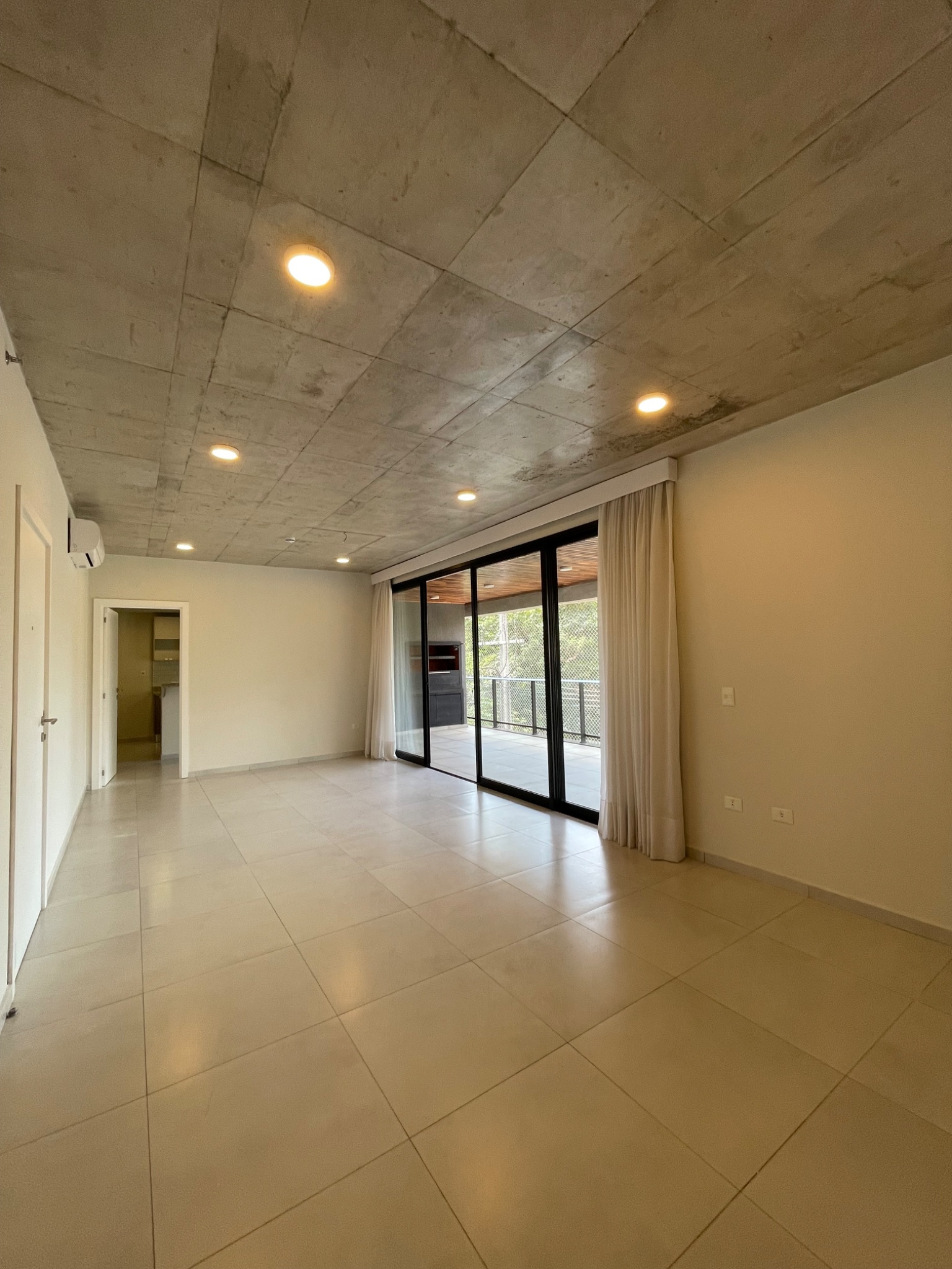 Alquilo amplio departamento de 3 dormitorios Barrio Jara — foto 2