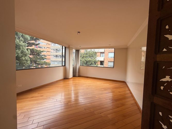Apartamento de 3 alcobas en venta en Los Rosales, Bogotá, 180 m² · foto 2 de 19