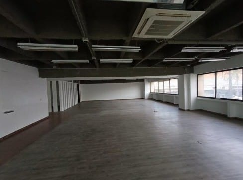 Local en arriendo en La Esmeralda, Medellín, 659 m² · foto 4 de 9