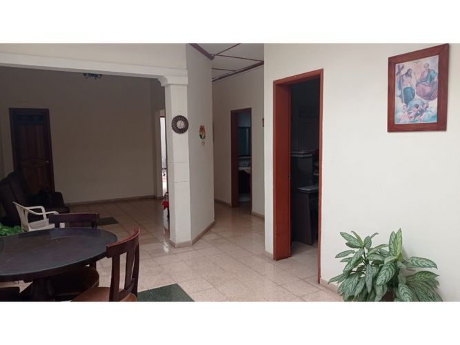 Casa de 7 alcobas en venta en Boston, Medellín, 270 m² · foto 5 de 24