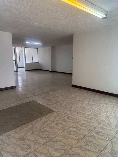Casa de 5 alcobas en venta en La Clarita, Bogotá, 340 m² · foto 3 de 9