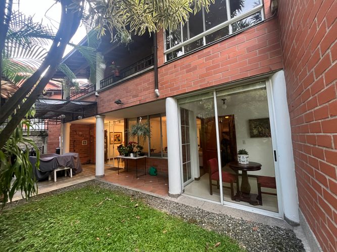 Casa de 4 alcobas en venta en Loma Benedictinos, Envigado, 285 m² · foto 2 de 24