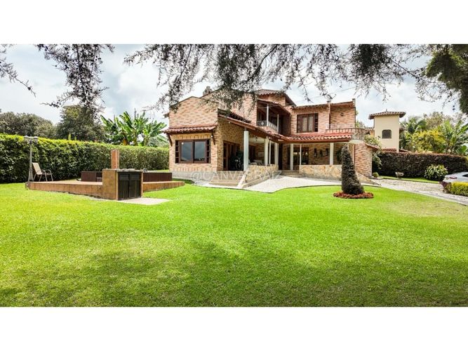 Casa de 4 alcobas en venta en Llano Grande, Rionegro, 320 m² · foto 2 de 8