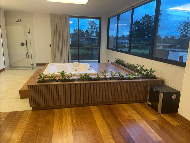 Casa de 5 alcobas en venta en Urbanizacion Laureles De Terranova, Medellín, 800 m² · foto 4 de 9