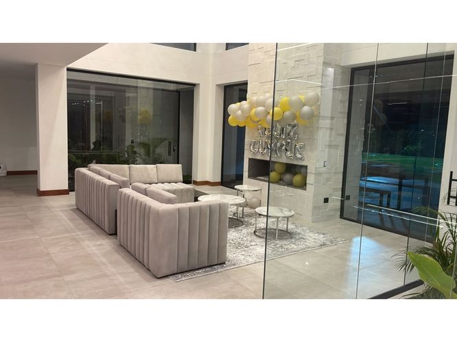 Casa de 5 alcobas en venta en Urbanizacion Laureles De Terranova, Medellín, 800 m² · foto 5 de 9
