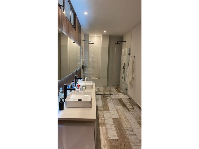 Casa de 5 alcobas en venta en Urbanizacion Laureles De Terranova, Medellín, 800 m² · foto 8 de 9