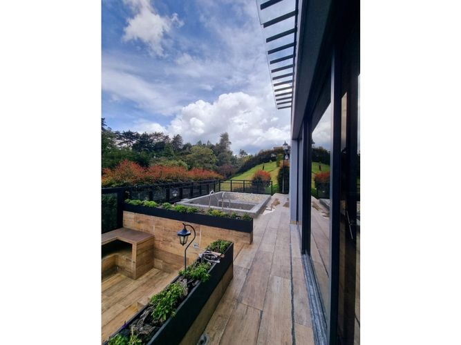 Casa de 4 alcobas en venta en Vía Las Palmas, Medellín, 563 m² · foto 3 de 24