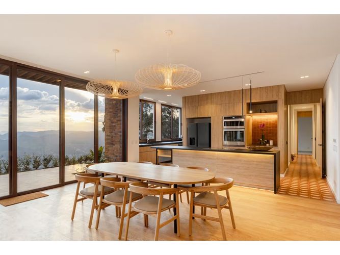 Casa de 4 alcobas en venta en Las Palmas, Medellín, 635 m² · foto 2 de 21