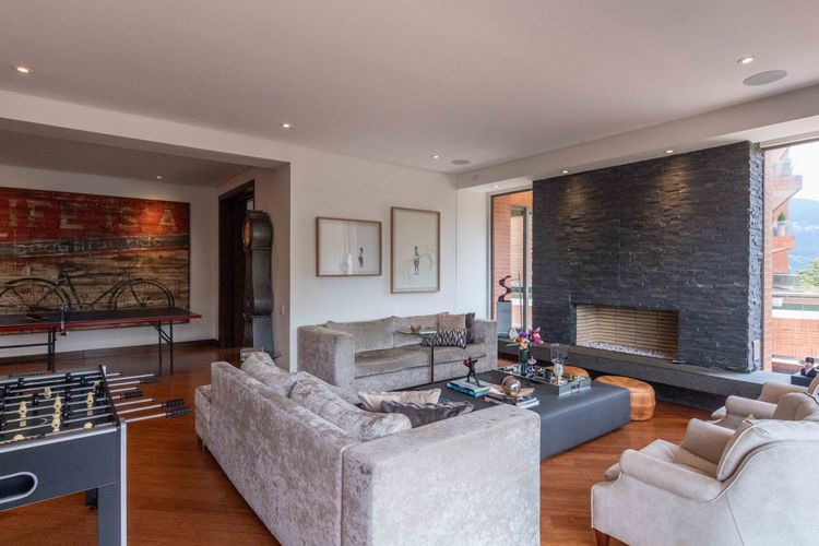 Apartamento de 3 alcobas en venta en Cerros De Los Alpes, Bogotá, 326 m² · foto 3 de 24