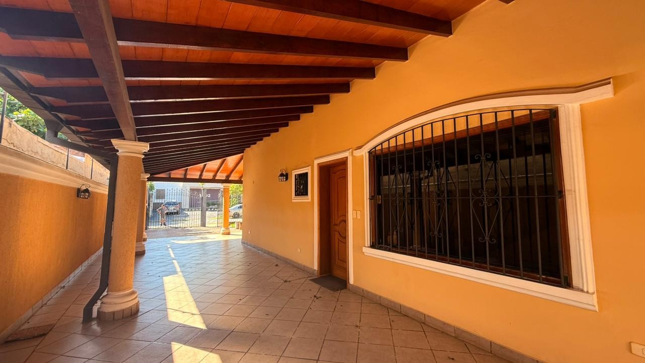 EN VENTA HERMOSA CASA ESTILO COLONIAL  ZONA DISTRITO PERSEVERANCIA Y COLEGIO SAN IGNACIO DE LOYOLA — foto 3