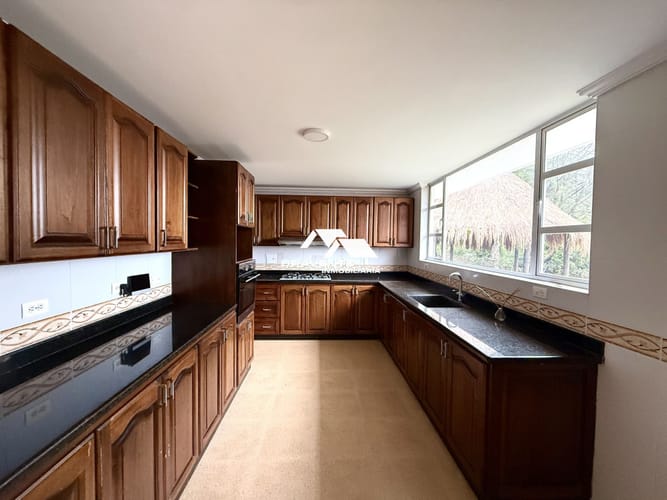 Casa de 5 alcobas en venta en Loma Del Escobero, El Retiro, 349 m² · foto 2 de 24
