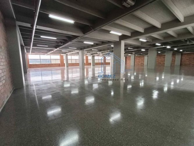 Oficina en arriendo en El Poblado, Medellín, 924 m² · foto 2 de 7