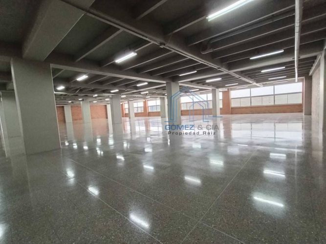 Oficina en arriendo en El Poblado, Medellín, 924 m² · foto 4 de 7