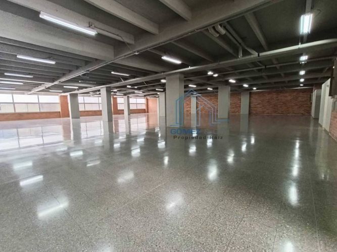 Oficina en arriendo en El Poblado, Medellín, 924 m² · foto 6 de 7