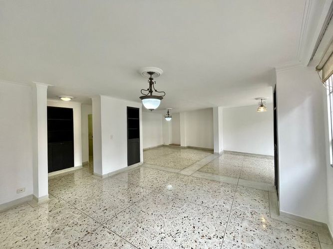 Apartamento de 3 alcobas en arriendo en Laureles, Medellín, 195 m² · foto 3 de 18