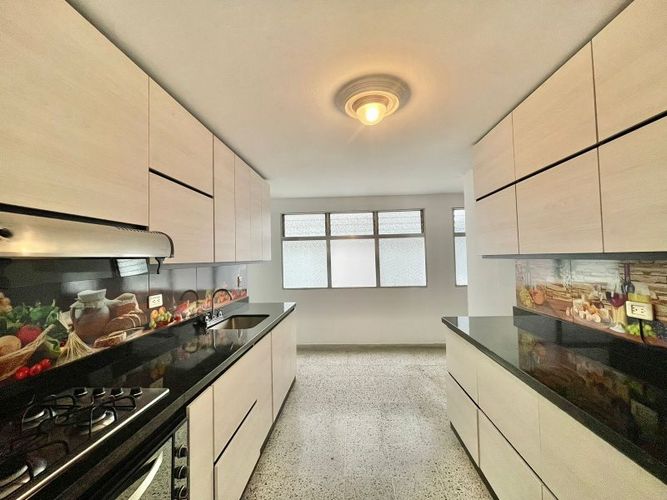 Apartamento de 3 alcobas en arriendo en Laureles, Medellín, 195 m² · foto 9 de 18