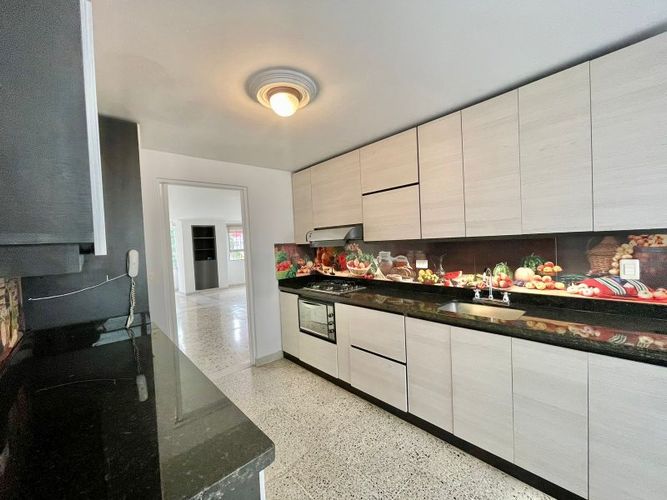 Apartamento de 3 alcobas en arriendo en Laureles, Medellín, 195 m² · foto 10 de 18