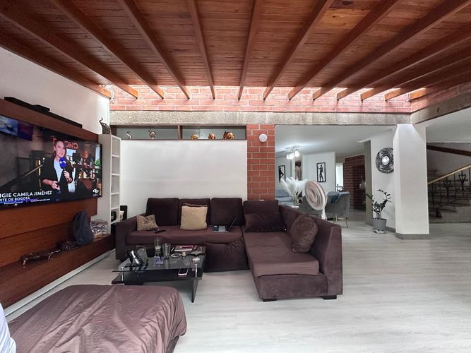 Casa de 5 alcobas en venta en El Poblado, Medellín, 250 m² · foto 2 de 20