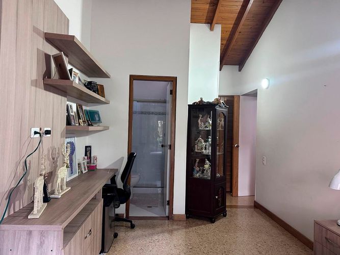 Casa de 5 alcobas en venta en El Poblado, Medellín, 250 m² · foto 16 de 20
