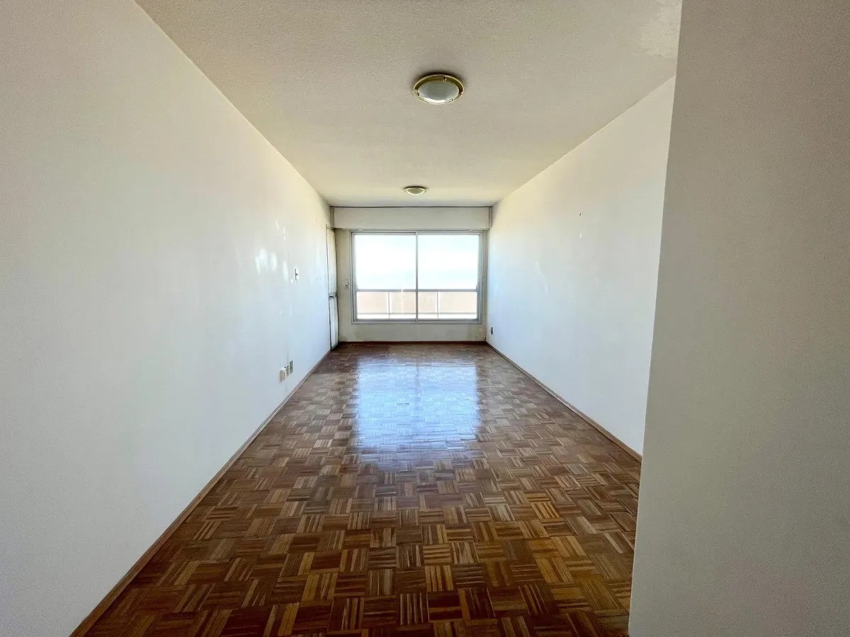 ALQUILER | Apartamento en Malvin frente al mar con dos dormitorios y doble cochera. · Foto 3