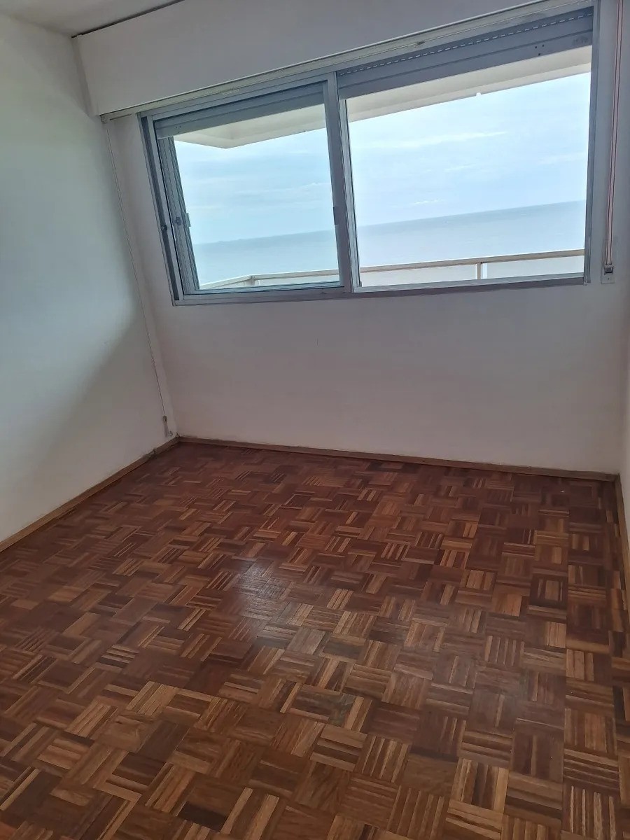 ALQUILER | Apartamento en Malvin frente al mar con dos dormitorios y doble cochera. · Foto 12