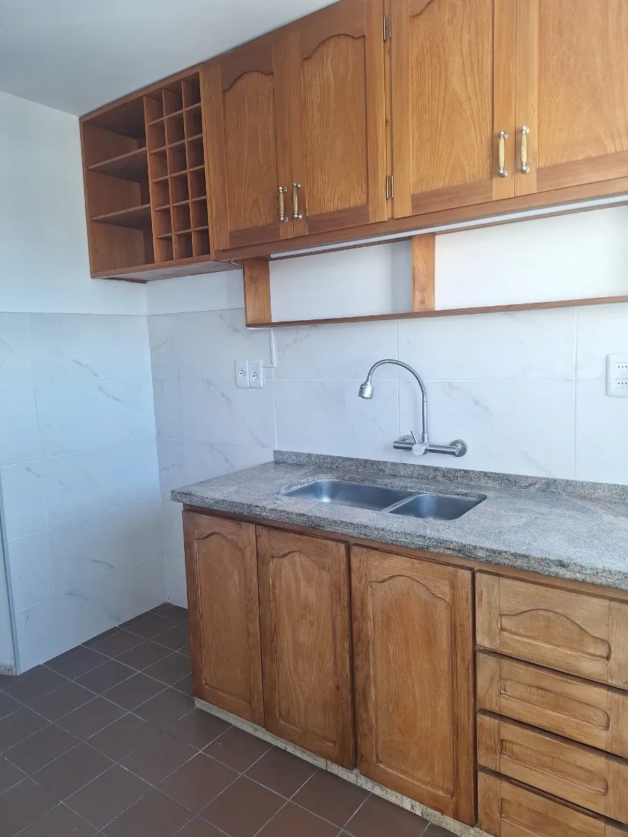ALQUILER | Apartamento en Malvin frente al mar con dos dormitorios y doble cochera. · Foto 5
