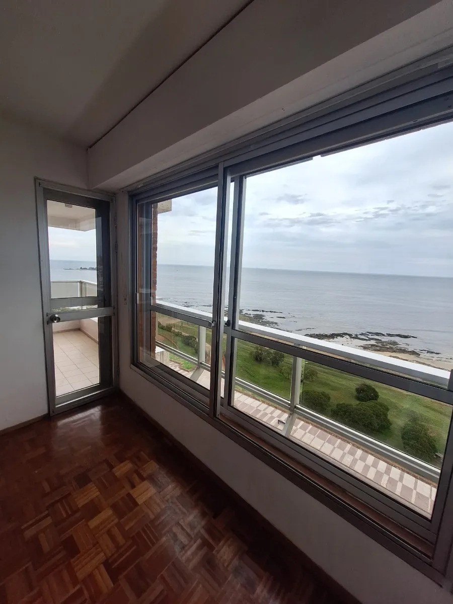 ALQUILER | Apartamento en Malvin frente al mar con dos dormitorios y doble cochera. · Foto 2