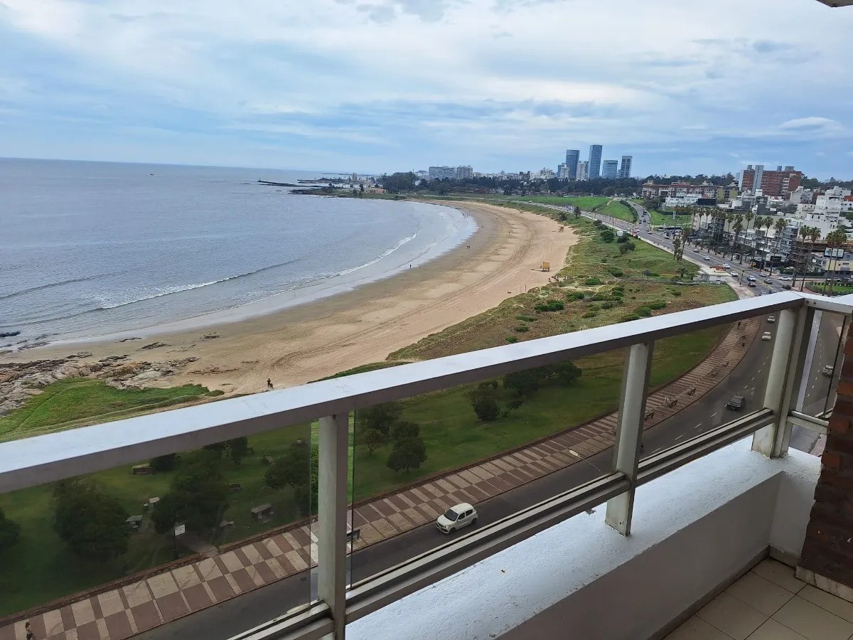 ALQUILER | Apartamento en Malvin frente al mar con dos dormitorios y doble cochera. · Foto 1