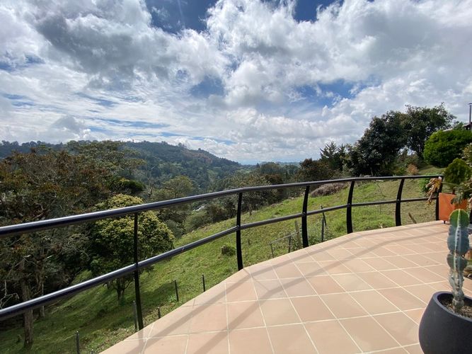 Casa de 3 alcobas en arriendo en Yarumal, Rionegro, 250 m² · foto 23 de 24
