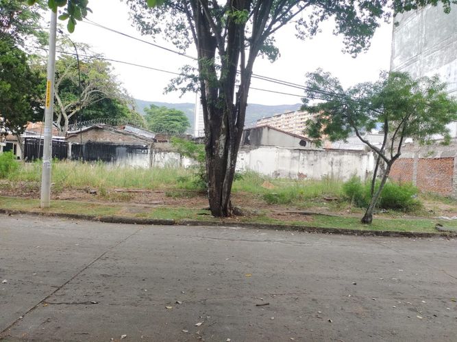 Lote en venta en Prados Del Norte, Cali, 384 m² · foto 3 de 5