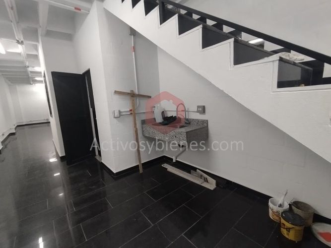 Bodega en arriendo en Cristo Rey, Medellín, 240 m² · foto 2 de 18