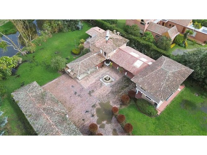 Finca en venta en Pinos Polo Club, Mosquera, 540 m² · foto 2 de 23