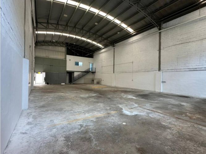 Bodega en arriendo en Caqueta, La Estrella, 405 m² · foto 2 de 7
