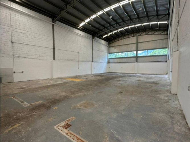 Bodega en arriendo en Caqueta, La Estrella, 405 m² · foto 3 de 7