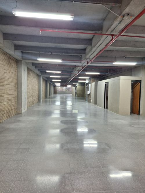 Oficina en arriendo en Rodeo Alto, Medellín, 1125 m² · foto 4 de 9