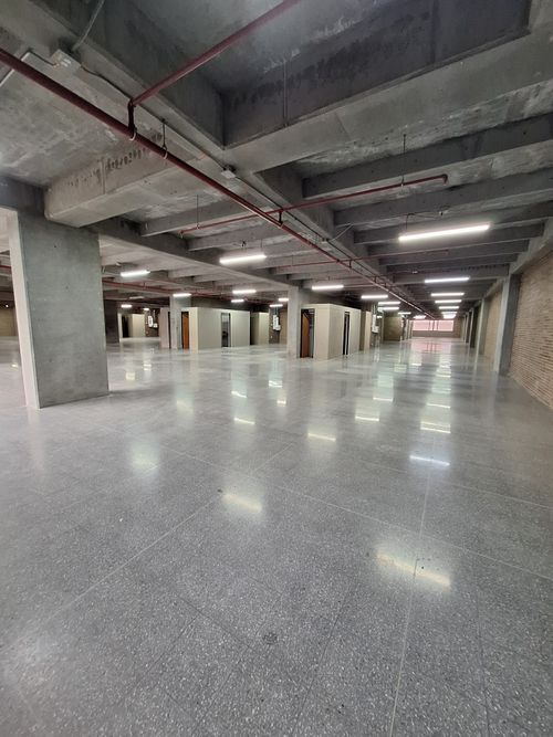 Oficina en arriendo en Rodeo Alto, Medellín, 1125 m² · foto 6 de 9