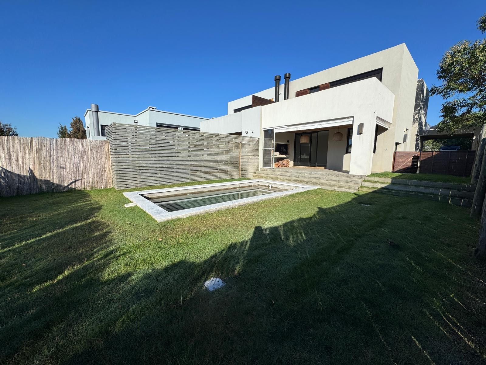 ALQUILER CASA EN SAN NICOLAS. 3 Y SERVICIO. JARDIN CON PISCINA
