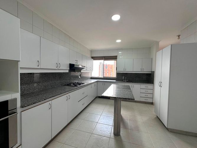 Apartamento de 3 alcobas en venta en El Poblado, Medellín, 316 m² · foto 5 de 17