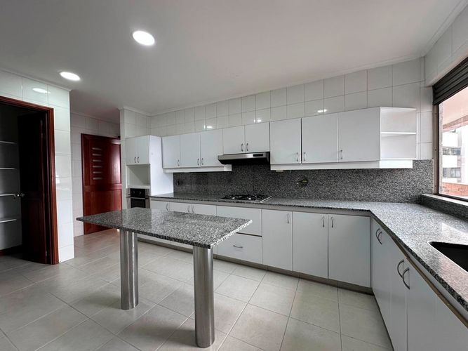Apartamento de 3 alcobas en venta en El Poblado, Medellín, 316 m² · foto 4 de 17