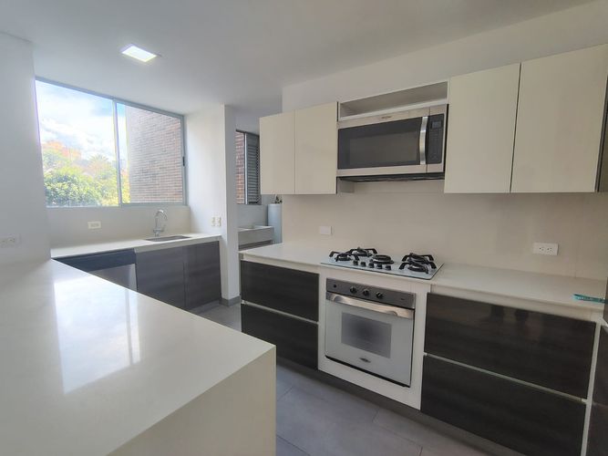 Apartamento de 3 alcobas en arriendo en El Poblado, Medellín, 161 m² · foto 6 de 18