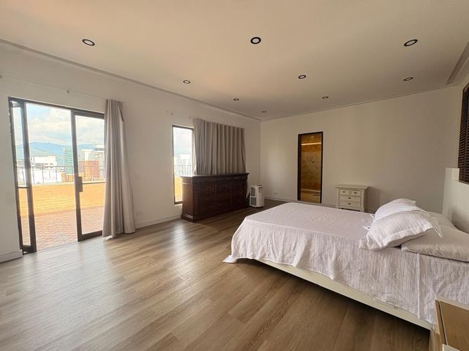 Apartamento de 3 alcobas en arriendo en El Poblado, Medellín, 258 m² · foto 11 de 18