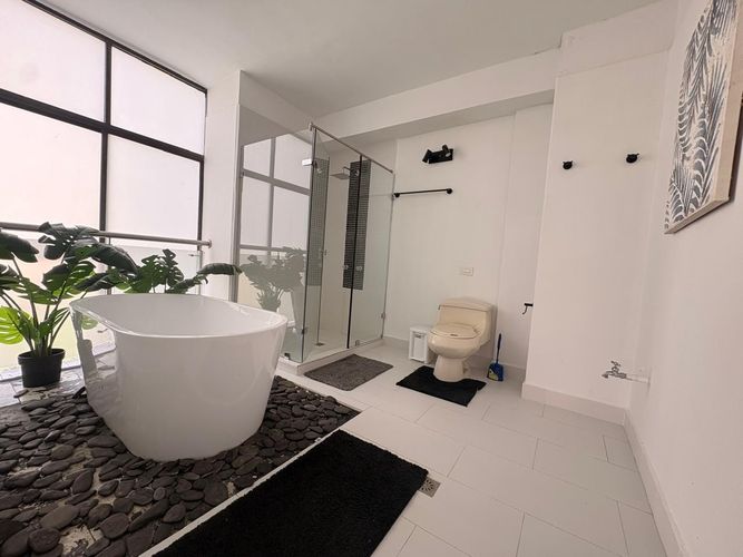 Apartamento de 3 alcobas en arriendo en El Poblado, Medellín, 258 m² · foto 17 de 18
